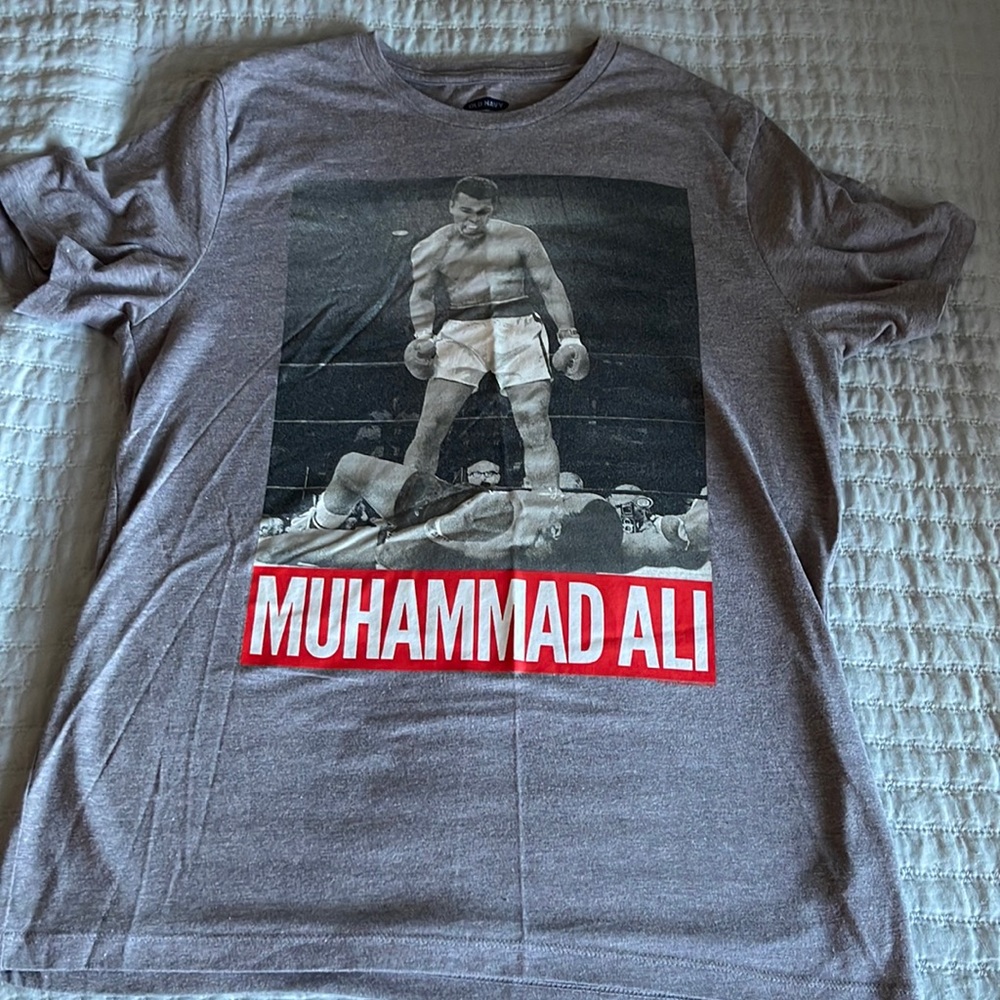 Old Navy Grey Graphic Muhammad Ali Tee. Size Medium. Condition 10/10